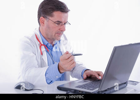 Modello di rilascio , Arzt mit Laptop - medico utilizzando laptop Foto Stock