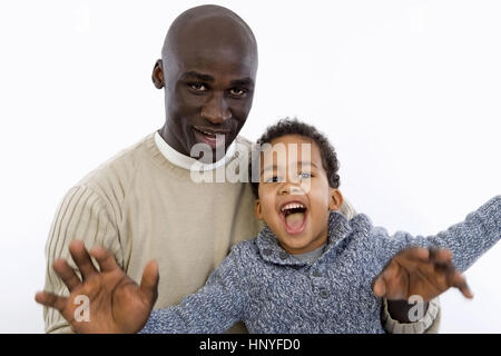 Modello di rilascio , Schwarzhaeutiger Vater mit Sohn, 4 Jahre - dark scuoiati padre con figlio Foto Stock