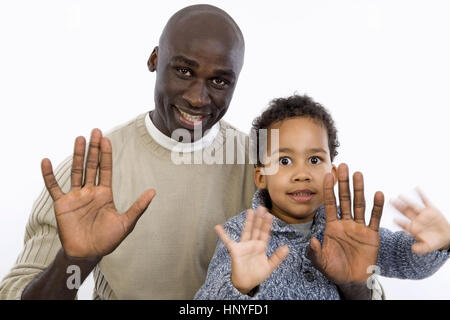 Modello di rilascio , Schwarzhaeutiger Vater mit Sohn, 4 Jahre - dark scuoiati padre con figlio Foto Stock