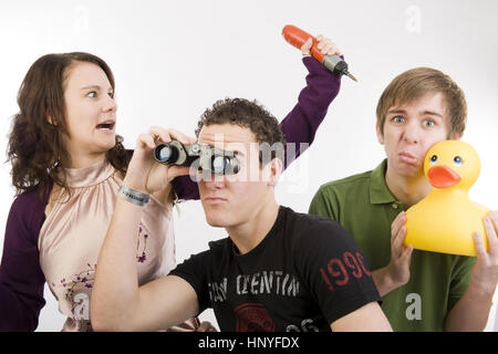 Modello di rilascio , Drei Jugendliche in lustiger pongono - tre divertente adolescente Foto Stock