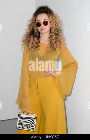 Ella Eyre sulla bancata anteriore durante la TEATUM JONES Autunno/Inverno 2017 London Fashion Week show a BFC visualizza lo spazio, Londra. Premere l'associazione. Picture Data: Venerdì 17 Febbraio, 2017. Foto di credito dovrebbe leggere: Isabel Infantes/PA FILO Foto Stock