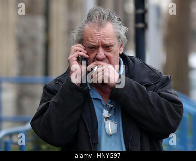 Alan Austen arrivando a Maidstone Magistrates Court dove egli affronta le tasse a seguito del crollo di un ponte pedonale oltre l'autostrada M20 durante lo scorso mese di agosto della banca del week-end di vacanza. Foto Stock