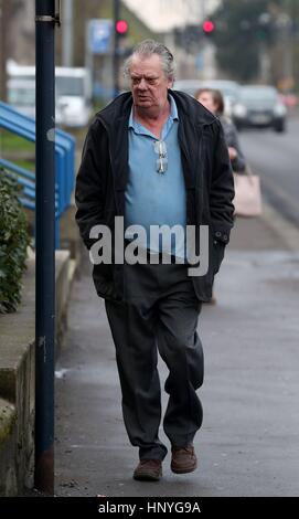 Alan Austen arrivando a Maidstone Magistrates Court dove egli affronta le tasse a seguito del crollo di un ponte pedonale oltre l'autostrada M20 durante lo scorso mese di agosto della banca del week-end di vacanza. Foto Stock