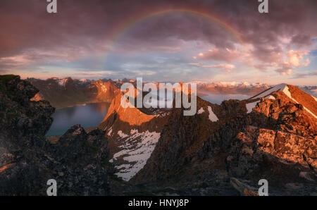 La Norvegia. L'isola di Senja. Rainbow su un fiordo Steinfjorden Foto Stock
