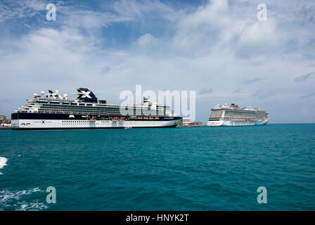 Linee M.T. Vertice di celebrità e LINEE M.T. Norwegian Breakaway ancorata al Royal Naval Dockyard Bermuda Foto Stock