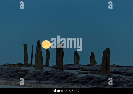 Luna piena a Anello di Brodgar cerchio di pietra, Orkney Foto Stock