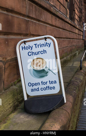 Aprire per il tè e il caffè firmare al di fuori di una chiesa in Warrington, Cheshire, Regno Unito Foto Stock