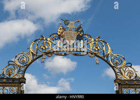 Dettaglio del Golden Gates al di fuori del Warrington Town Hall, Cheshire, Regno Unito Foto Stock