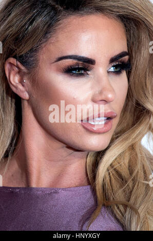 Katie Price aka Jordan pone sul tappeto rosso alla premiere del film a Londra. Jan 2016. Foto Stock