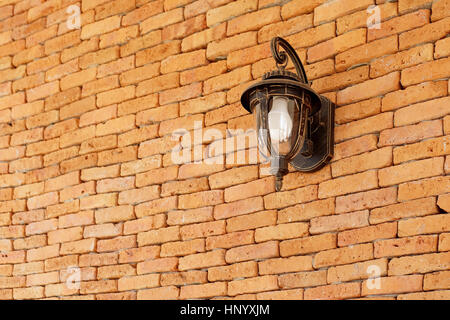 Vintage lampada da parete sul muro di mattoni Foto Stock