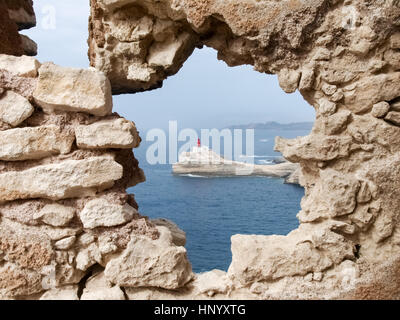 La Corsica, Francia: Phare de la Madonetta sulla roccia bianca alla bocca del porto Foto Stock