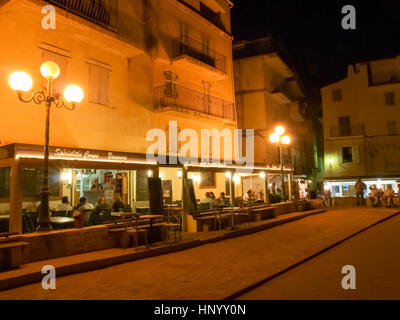 La Corsica, Francia: Gioco di bocce serata di fronte ad un tipico ristorante nel centro storico Foto Stock