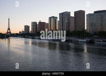 Alti edifici lungo il Fiume Senna, Parigi, Francia Foto Stock