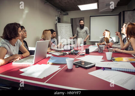 I colleghi per discutere le strategie in riunione Foto Stock