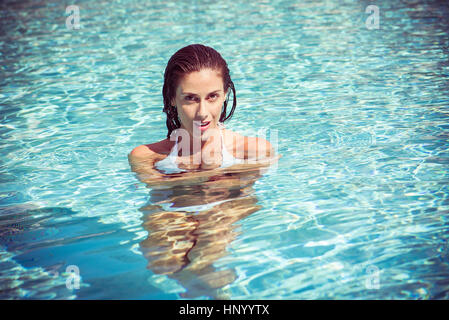 Donna in piscina, ritratto Foto Stock