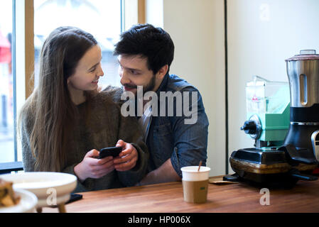 Giovane rilassante insieme nel coffee shop Foto Stock