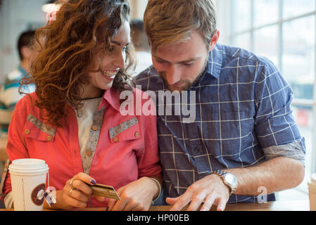 Paio di fare acquisti con carta di credito Foto Stock