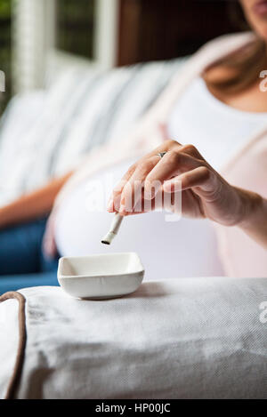 Donna incinta di fumare Foto Stock