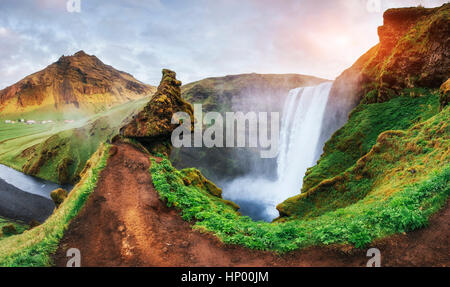 Grande Cascata Skogafoss nel sud dell'Islanda vicino Foto Stock