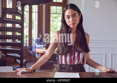 Giovane donna in ufficio, ritratto Foto Stock