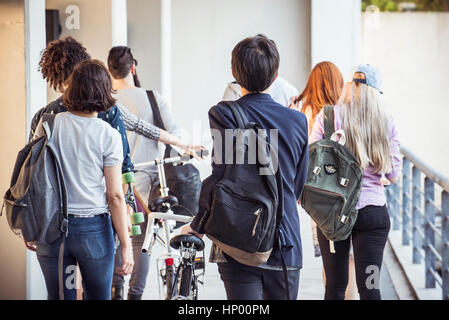 Gli studenti universitari a piedi per classe Foto Stock