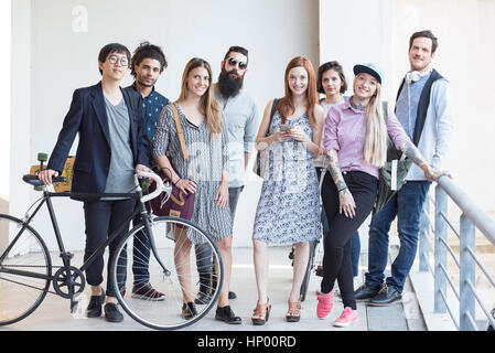 Un gruppo di professionisti dell'anca in piedi insieme all'aperto Foto Stock