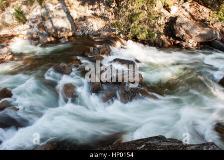 Flusso che scorre sulle rocce Foto Stock