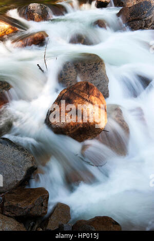 L'acqua che scorre sulle rocce Foto Stock