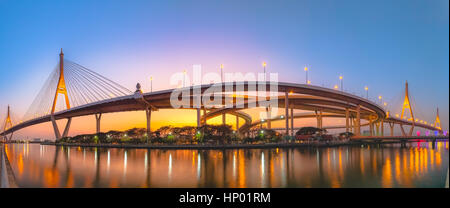 Panorama - Il Ponte di Bhumibol1 o anello industriale ponte in sunset Foto Stock