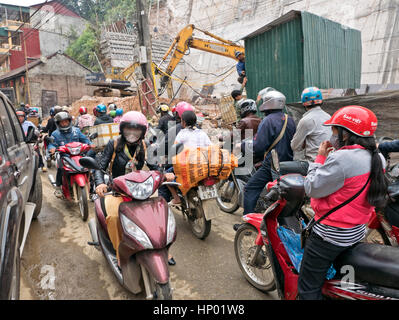 Persone a cavallo scooter e moto, indossare i caschi & abbigliamento protettivo, città street, automobile parcheggiata, congestione del traffico di veicoli. Foto Stock