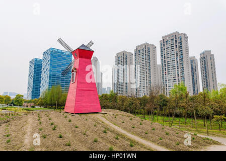 Il parco della città di Hangzhou Cina con edifici in background Foto Stock