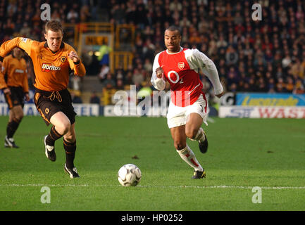 Kenny Miller e Ashley Cole Wolverhampton Wanderers v Arsenal 2004 Foto Stock