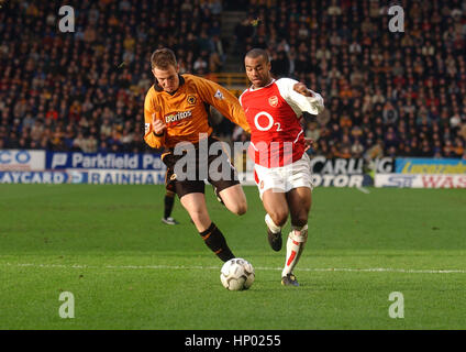 Kenny Miller e Ashley Cole Wolverhampton Wanderers v Arsenal 2004 Foto Stock