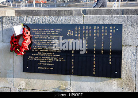 Ghirlanda di papavero presso il ristorante cinese marina mercantile war memorial pier head Liverpool Regno Unito Foto Stock