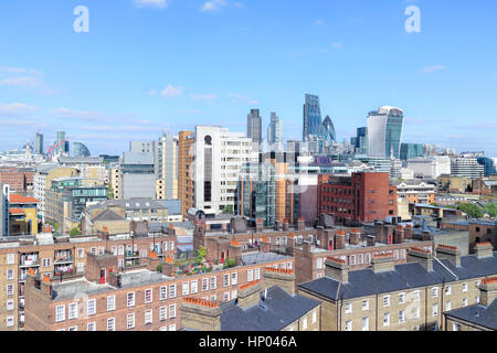 City of London skyline, sopra i tetti delle case in south bank, mostrando grattacieli in un miglio quadrato della distanza . Foto Stock