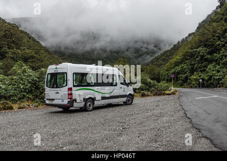 KEA camper parcheggiato fuori SH6, Haast autostrada, South Island, in Nuova Zelanda. Foto Stock