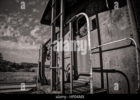 Un treno caboose siede sulle tracce nella California meridionale. Foto Stock