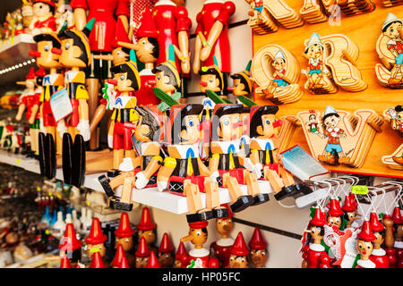 Pinocchio burattino souvenir in legno in Toscana shop, Italia Foto Stock