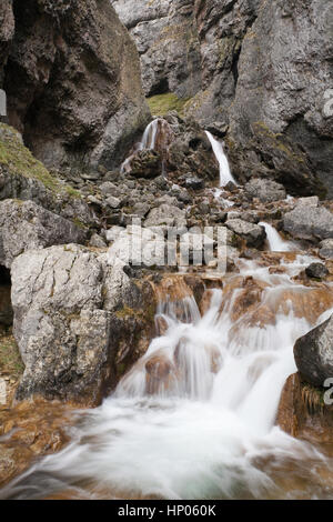 Gordale Beck come fluisce attraverso Gordale Scar in Malhamdale Foto Stock