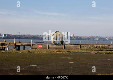 Vecchia capanna in legno su princes jetty ex capi di bestiame pontile Dock Liverpool Regno Unito Foto Stock