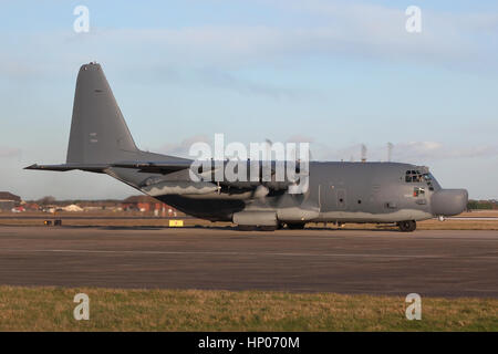 MC-130H combattere Taloni rullaggio per il parcheggio dopo lo sbarco a RAF Mildenhall. Questo viene assegnato a USAF il Comando Operazioni Speciali. Foto Stock