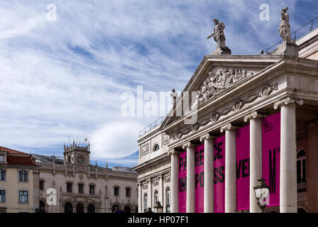 Le facciate del neoclassico Teatro Nazionale Dona Maria II e il neo-Rossio manuelina stazione ferroviaria in background, a Lisbona, Portogallo Foto Stock