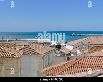 Il Mare Mediterraneo come visto dalla parte superiore della Église Saintes-Maries-de-la-Mer, città di Saintes-Maries-de-la Mer, Francia Foto Stock