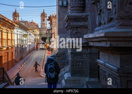 Tarija strada dalla chiesa di San Francisco,sullo sfondo la cattedrale, Potosi, Bolivia Foto Stock