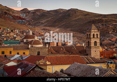 Chiesa e convento di San Francisco, e sullo skyline della città, Potosi, Bolivia Foto Stock