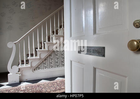 " Sala attesa' porta placca e scalinata in casa storica, Cooperstown, NY, STATI UNITI D'AMERICA Foto Stock