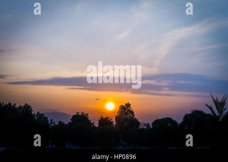 Bellissimo cielo con colori al tramonto del tempo,vista da Swayambhunath Stupa,Kathmandu, Nepal. Foto Stock