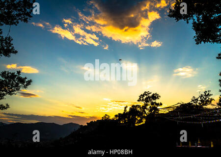 Bellissimo cielo con colori al tramonto del tempo,vista da Swayambhunath Stupa,Kathmandu, Nepal. Foto Stock