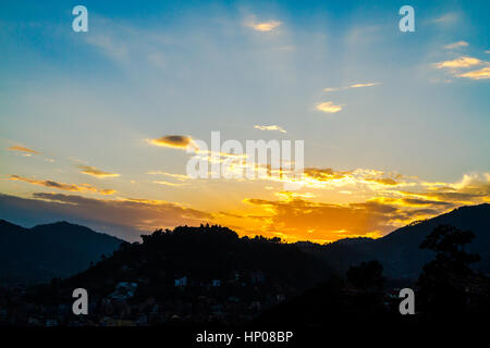 Bellissimo cielo con colori al tramonto del tempo,vista da Swayambhunath Stupa,Kathmandu, Nepal. Foto Stock