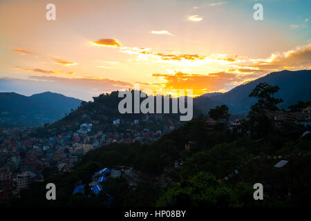 Bellissimo cielo con colori al tramonto del tempo,vista da Swayambhunath Stupa,Kathmandu, Nepal. Foto Stock